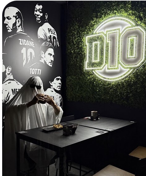 Interior de D10 Burguerbar decorado con camisetas de fútbol